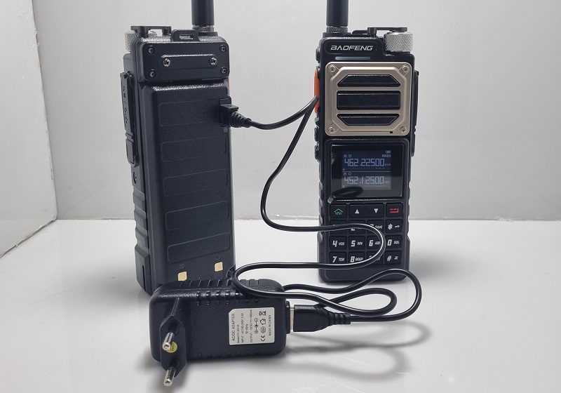 نمایندگی خرید فروش قیمت شارژر بیسیم باوفنگ UV25